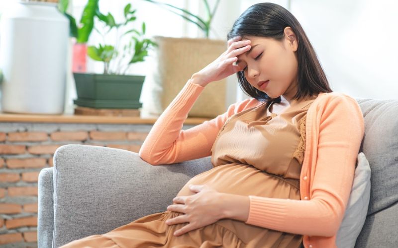 Mẹo dân gian chữa đau đầu cho bà bầu